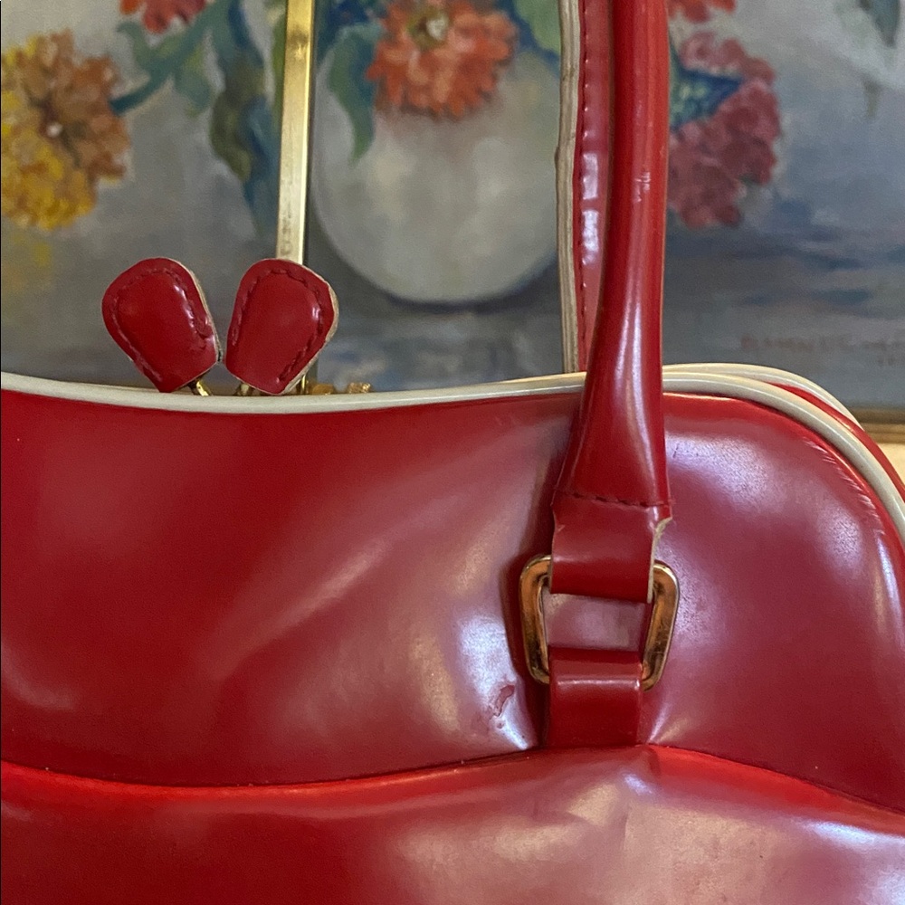 Vintage Liz Claiborne Red and Cream Piped Bowling Style Bag - Picture 4 of 16